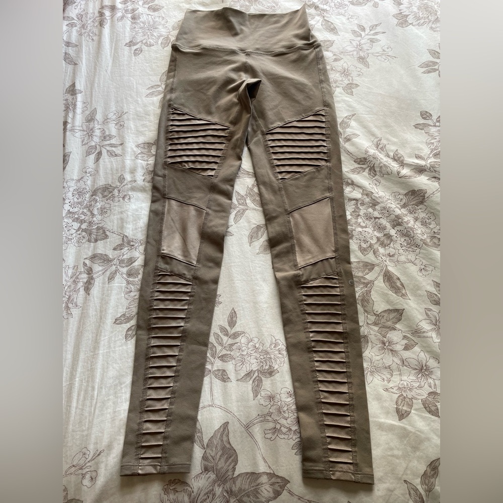 Alo Yoga High Rise Taupe Moto Leggings XS Neutral Gym Athleisure Pilates Errands
